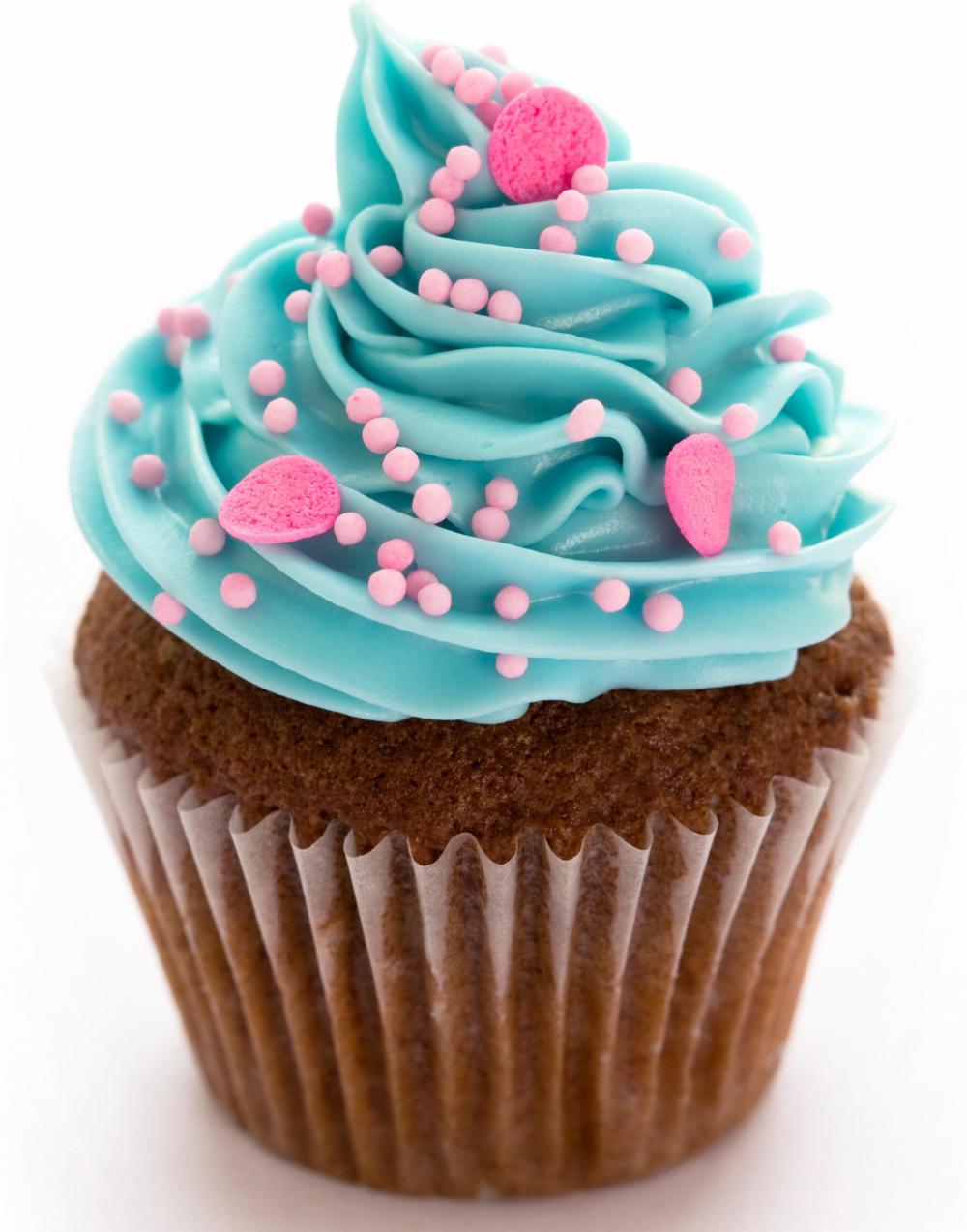 Cupcake azul com enfeites rosas 