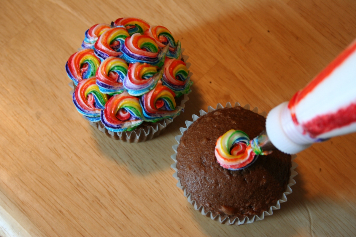 Cupcake com pasta colorida