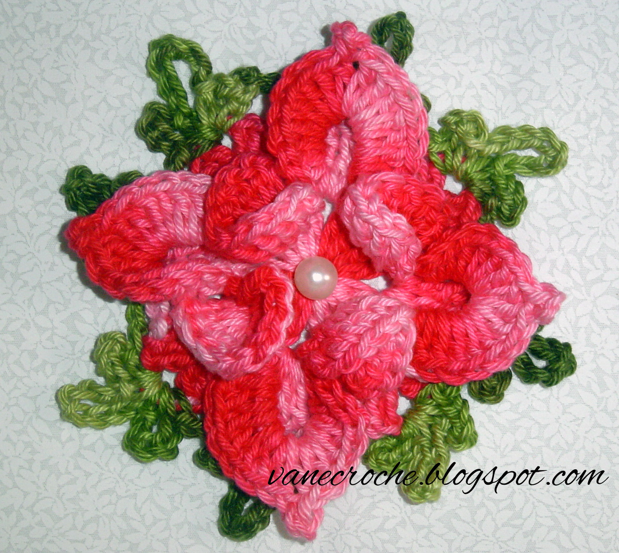Flores de croche vermelha e rosa 