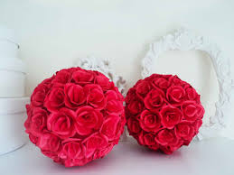 Flores de papel vermelhas em bolinhas 