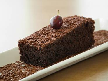 Imagens e receita de bolo de chocolate com cereja coberta de chocolate 