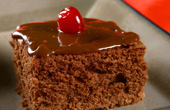 Imagens e receita de bolo de chocolate com cereja 