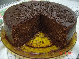 Imagens e receita de bolo de chocolate cortado 