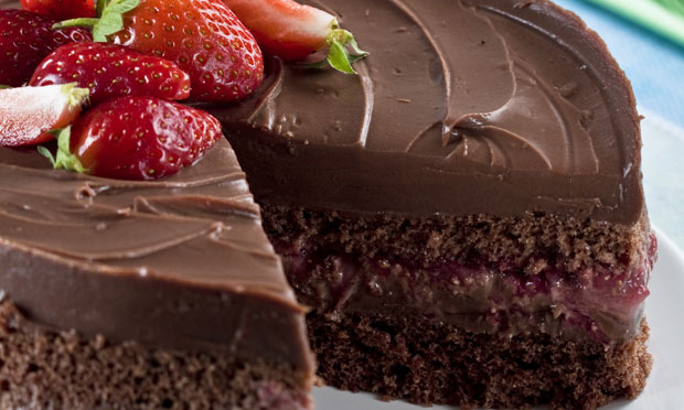 Imagens e receita de bolo de chocolate cremoso  com recheio de morango 