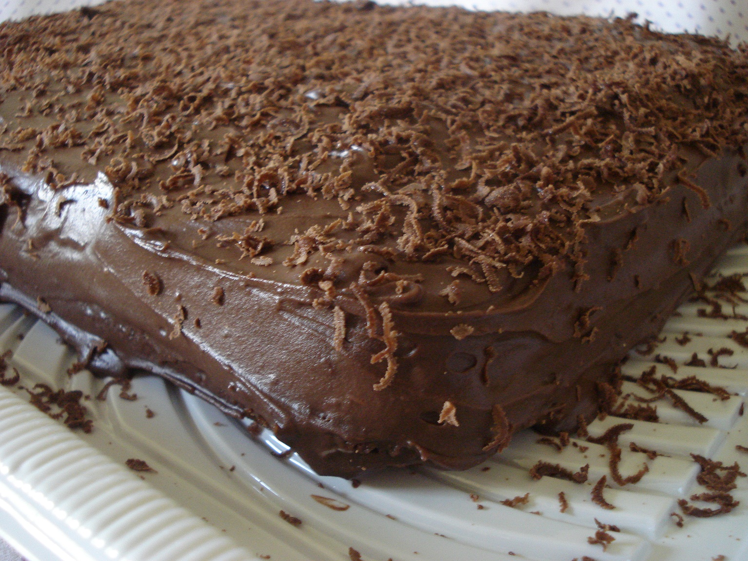 Imagens e receita de bolo de chocolate cremoso 