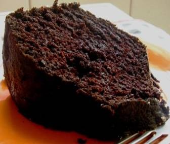 Imagens e receita de bolo de chocolate macio
