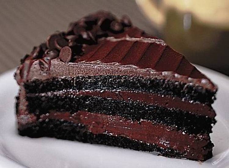 Imagens e receita de bolo de chocolate recheado
