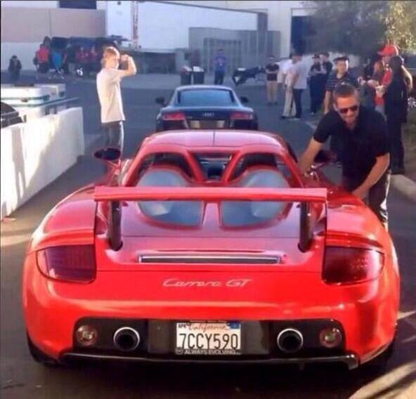 Morre Paul Walker ator de velozes e furiosos ator entrando no carro