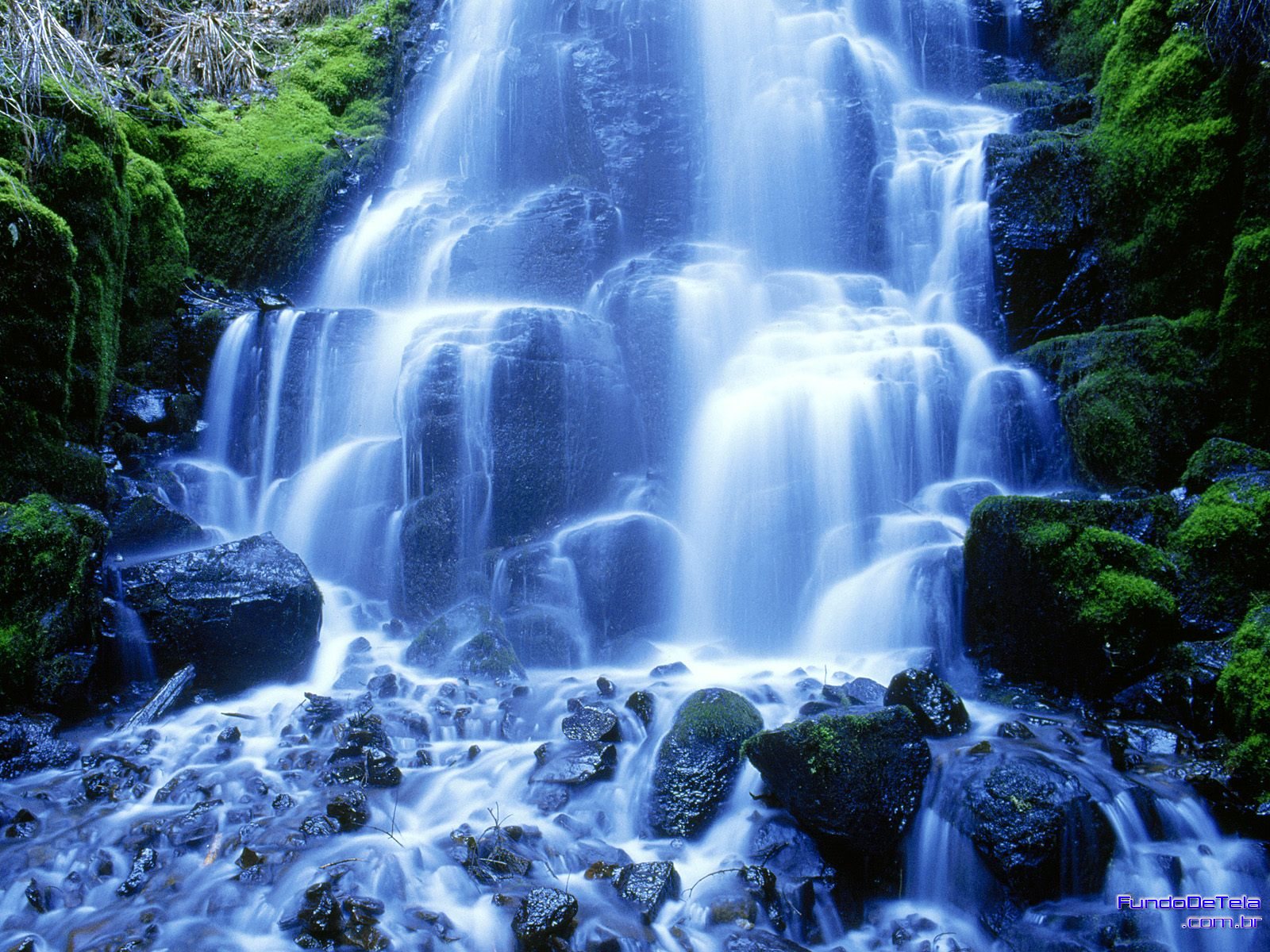 Paisagens lindas cachoeira de águas cristalinas 