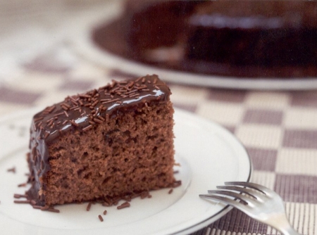 Receita bolo de chocolate simples macio com granulado 