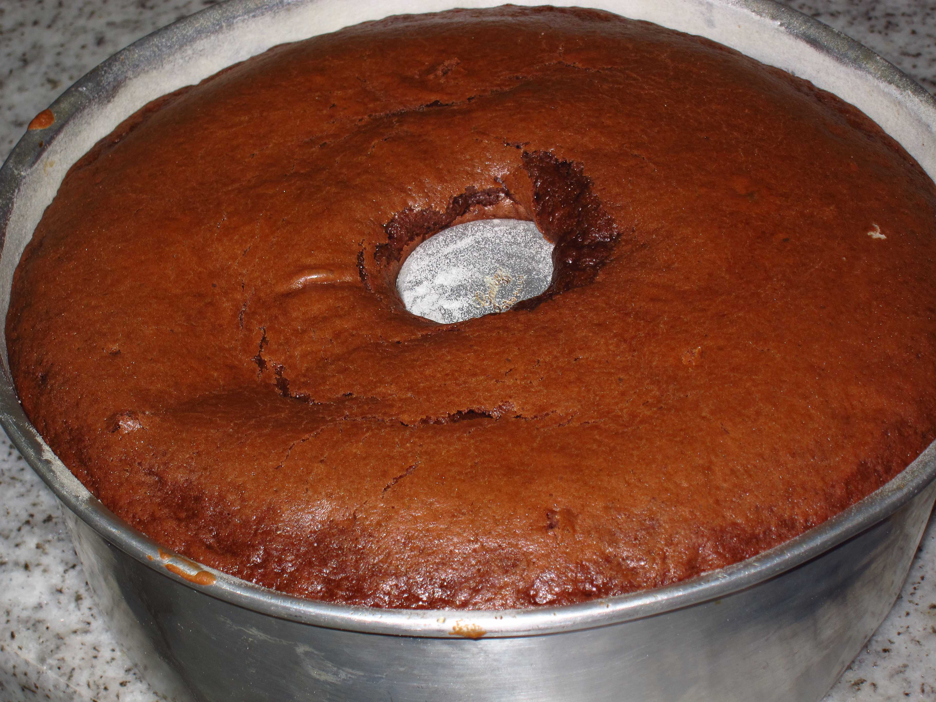 Receita bolo de chocolate simples na forma 