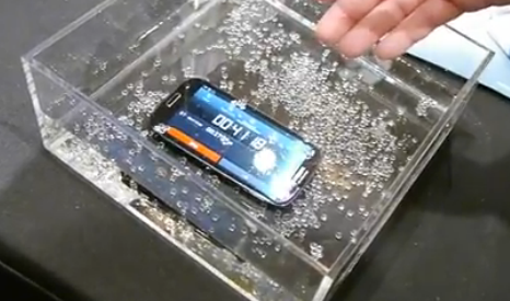 Samsung Galaxy S4 Active dentro da água 
