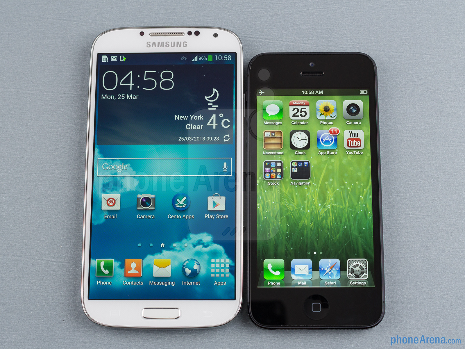 Samsung Galaxy S4 VS iPhone 5 - Branco e preto 
