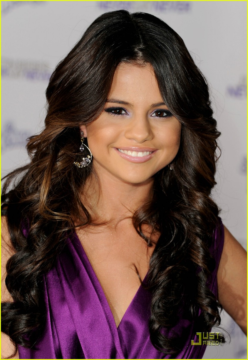 Selena Gomez de vestido roxo