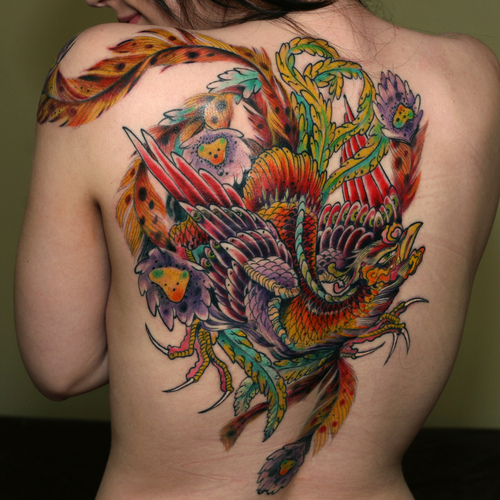 Tatuagem de fenix bem colorida