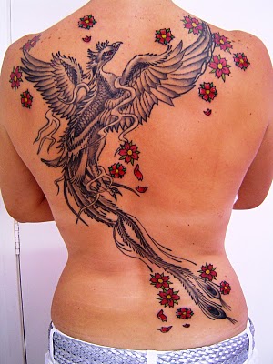 Tatuagem de fenix  com flores