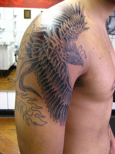 Tatuagem de fenix  no braço