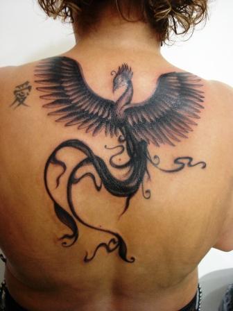 Tatuagem de fenix uma cor