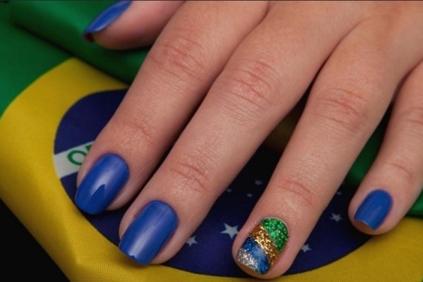 Unhas Decoradas do Brasil azul opaco e glitter