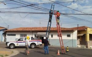 prefeitura-de-avare-remove-fios-irregulares