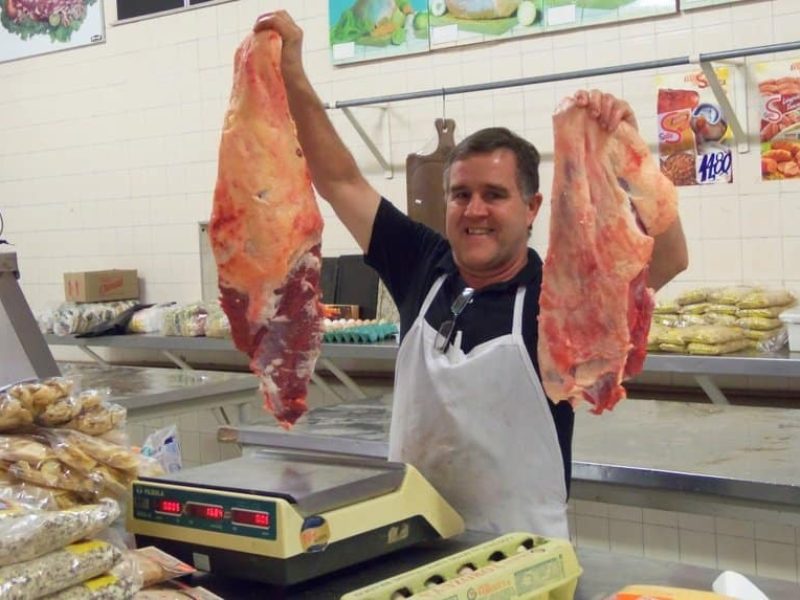 acougueiro-segurando-carnes