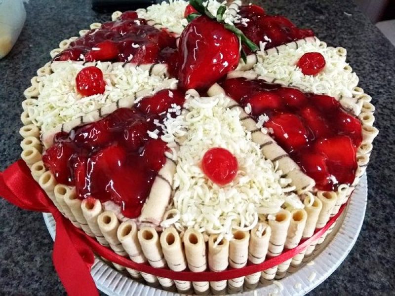 bolo-chocolate-branco-com-cereja-e-calda-de-morangos