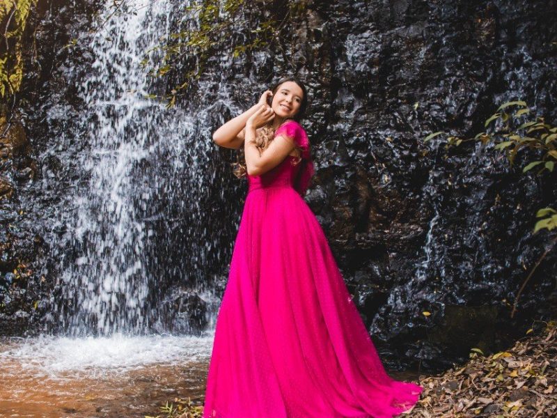 cachoeira-mulher-com-vestido-rosa