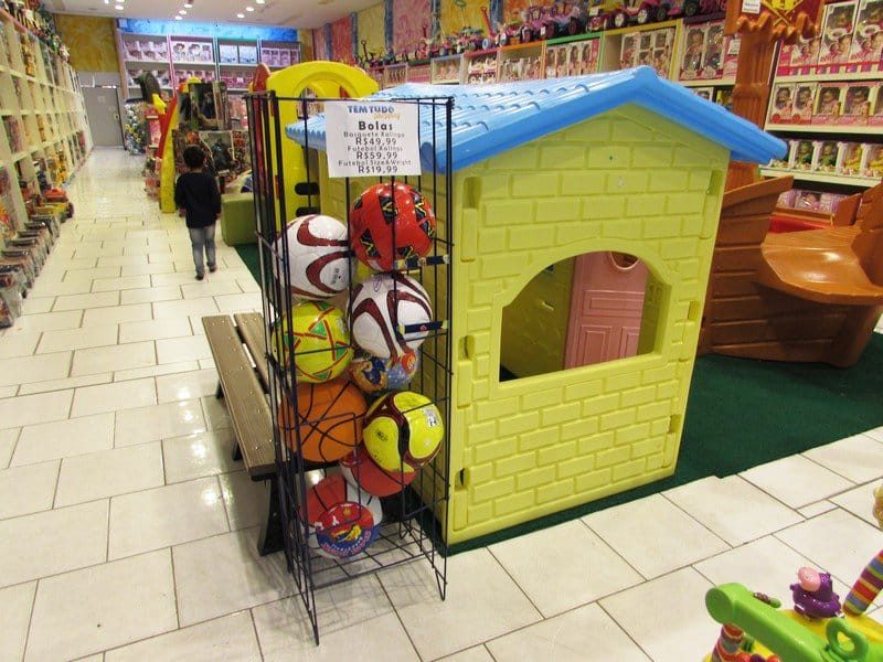 casinha-de-plastico-amarela-e-bolas