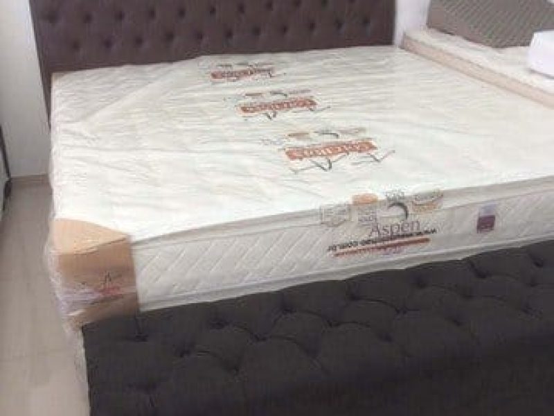 colchao-de-casal-com-encosto-marrom-e-sofa