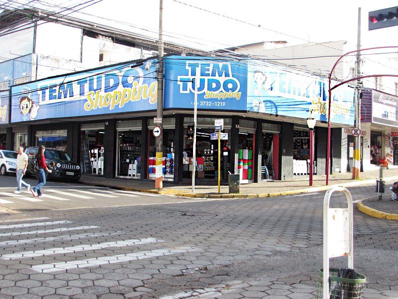 fachada-tem-tudo-distante