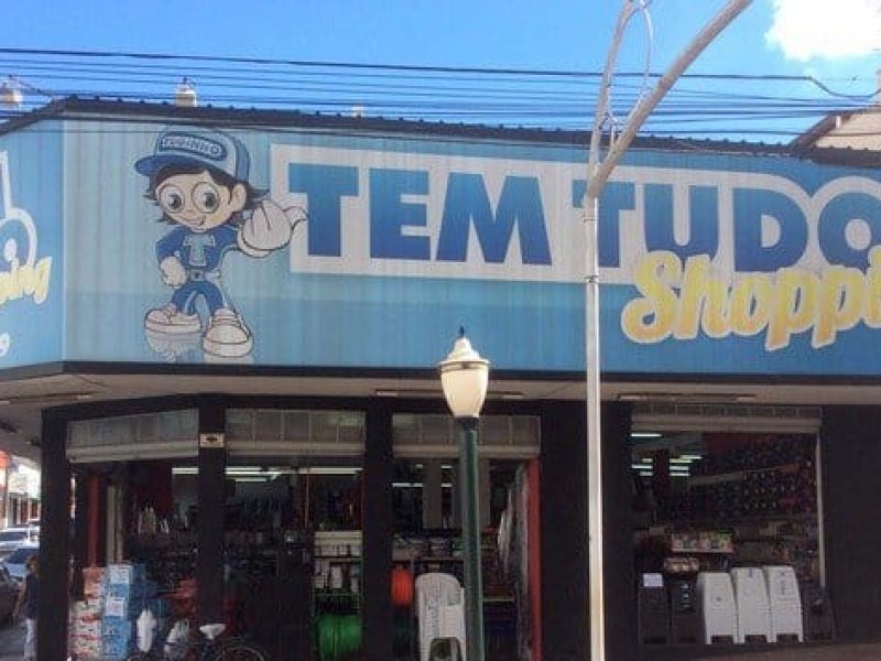 fachada-tem-tudo-frontal-perto