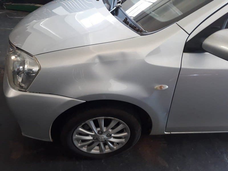frente-esquerda-do-carro-prata-amassado-antes