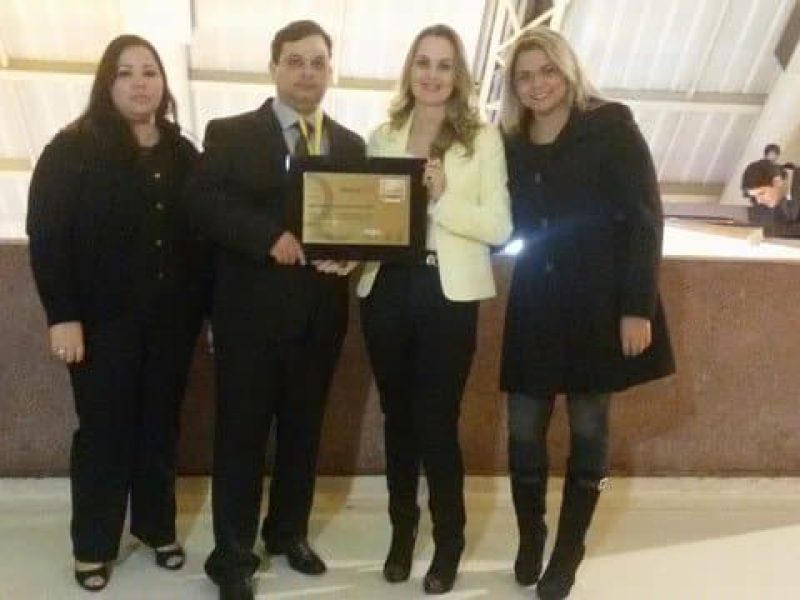 gerente-segurando-certificado-com-pessoas