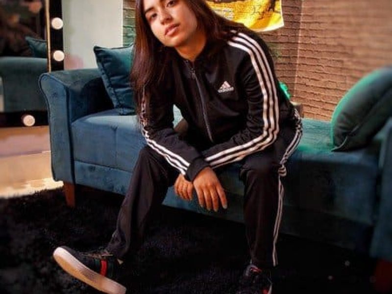 mulher-com-blusa-da-adidas