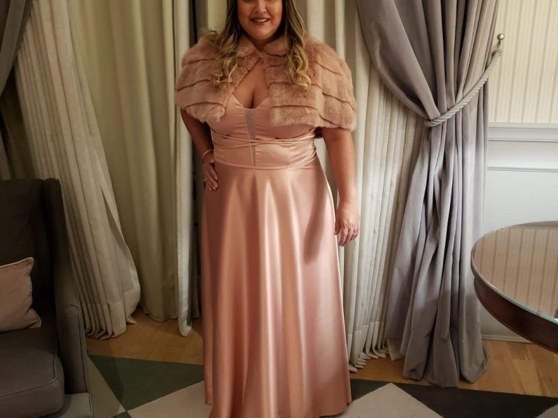 mulher-com-vestido-com-capa