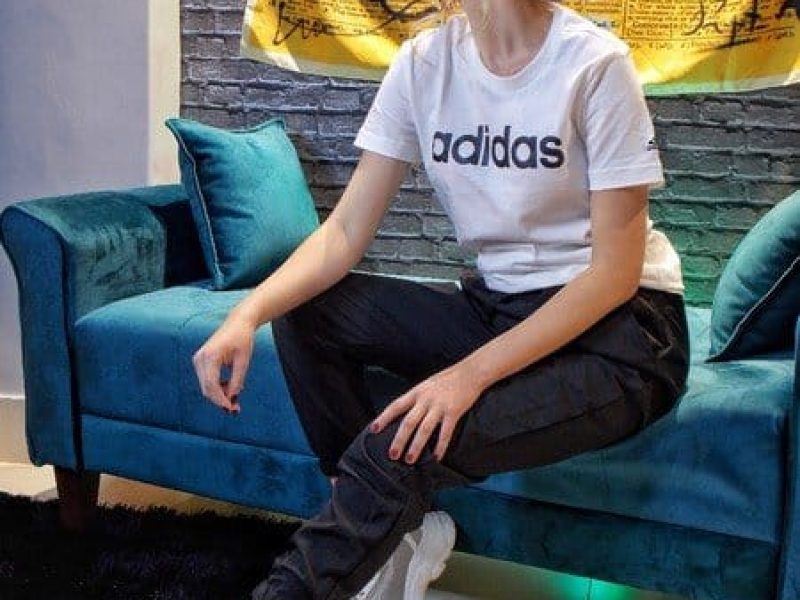 mulher-no-sofa-adidas