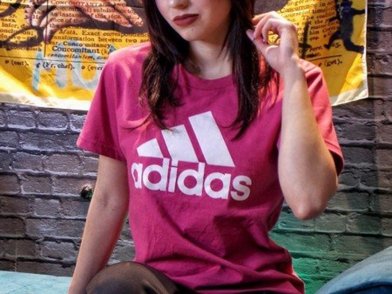 mulher-vestindo-camiseta-da-adidas-rosa