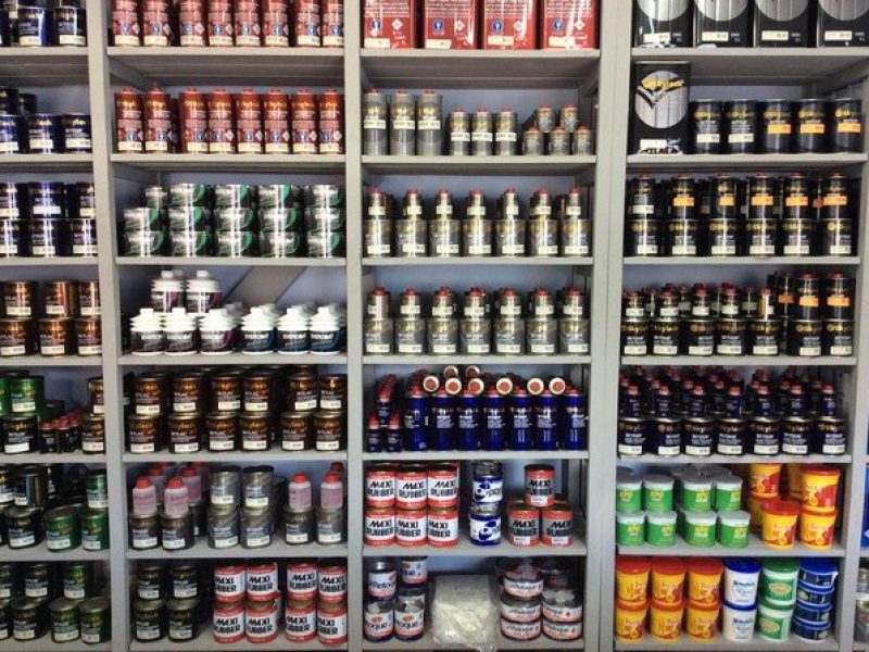 parede-com-latas-pequenas-de-tinta