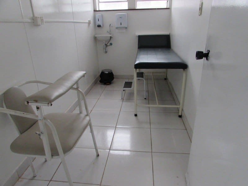 sala-de-atendimento-com-maca-hospitalar